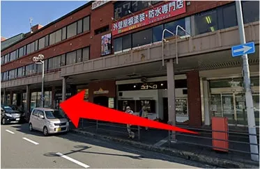 そのままロータリーを道なりにお進みください。