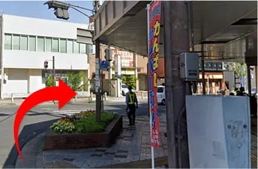 箕面2丁目交差点を渡った先を右折します。