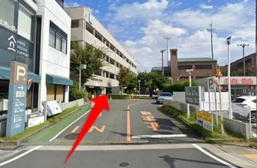 そのまま道なりにお進みください。当店のお客様には無料駐車場を進呈いたします。